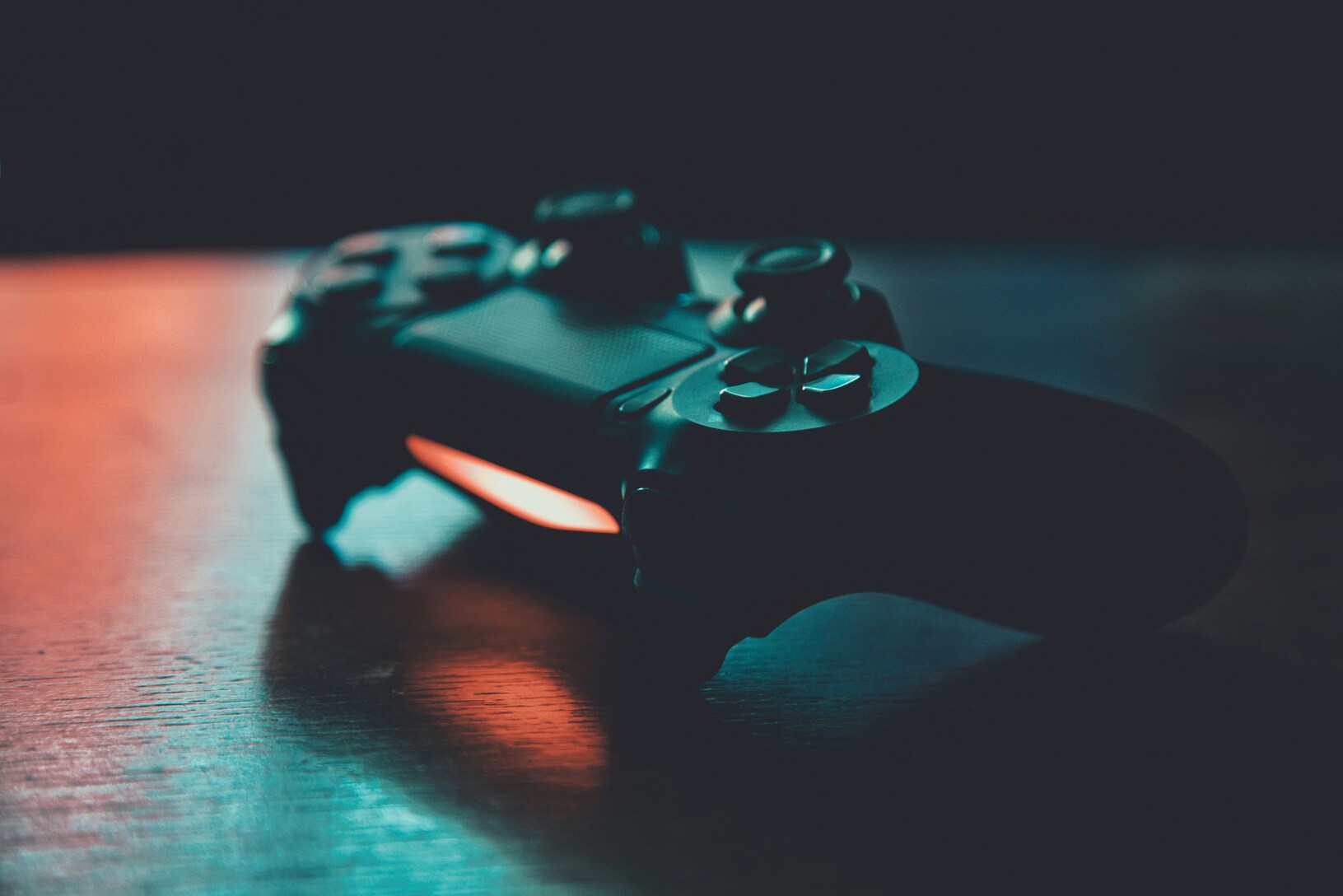 Foto van een playstation 4 controller.