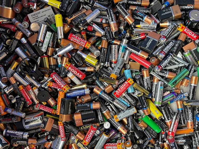 Foto van heel veel batterijen op elkaar.